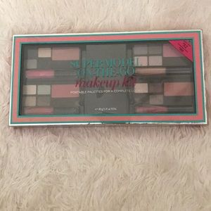 ▪️SOLD▪️Victoria'sSecret on-the-go make up kit. NW